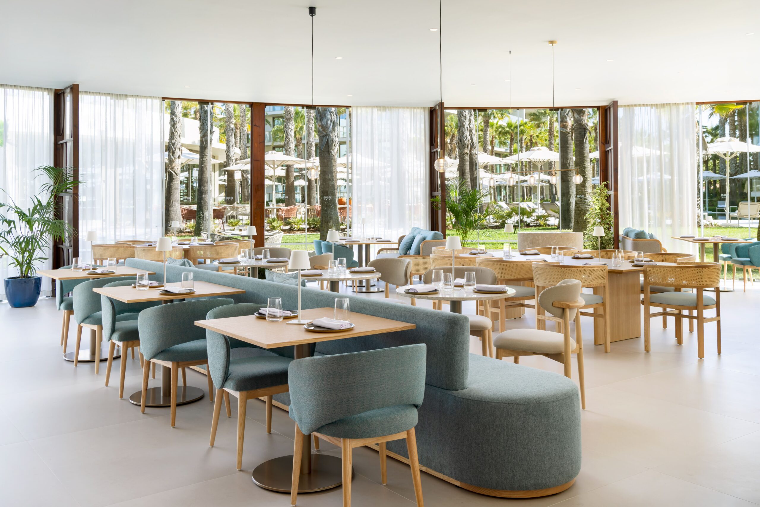 the interior of the Amarea restaurant, located at the Marriott Residences Salgados 