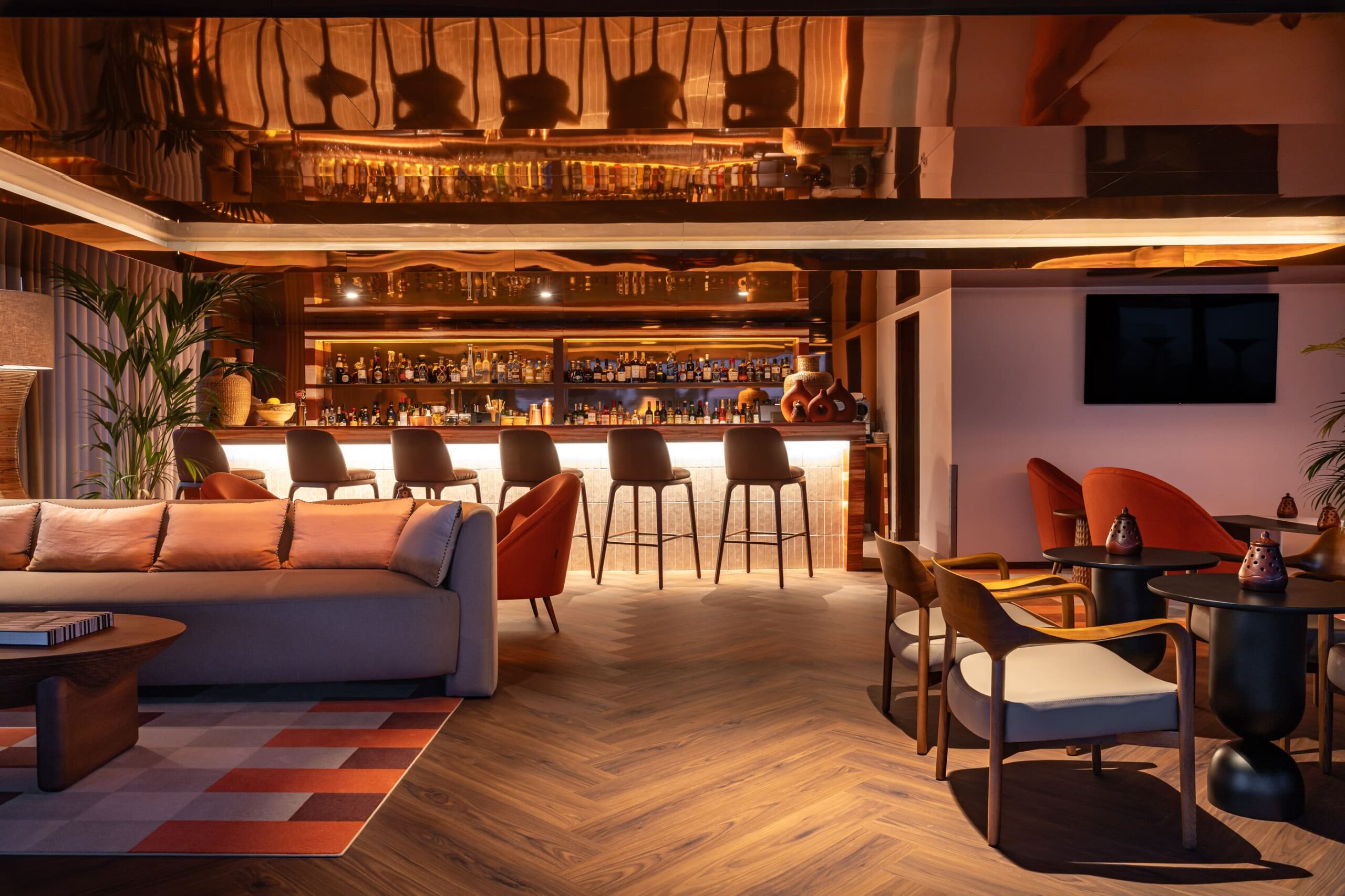relaxing atmosphere of the interior bar of Zenite Rooftop Bar